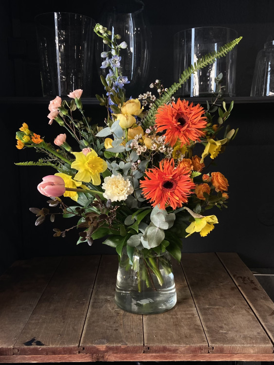 Букет в яркой гамме с нарциссами и герберами &mdash; Городской букет