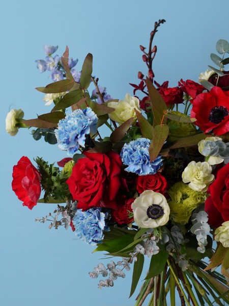 Букет «Вивьен» с красными розами и голубыми гвоздиками фото 3 — Городской букет