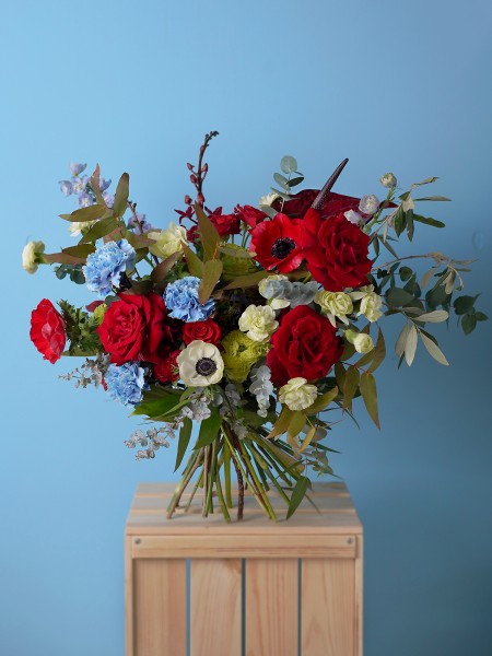 Букет «Вивьен» с красными розами и голубыми гвоздиками фото 1 — Городской букет