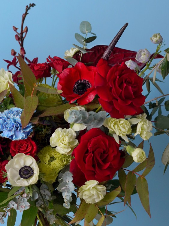 Букет «Вивьен» с красными розами и голубыми гвоздиками — Городской букет