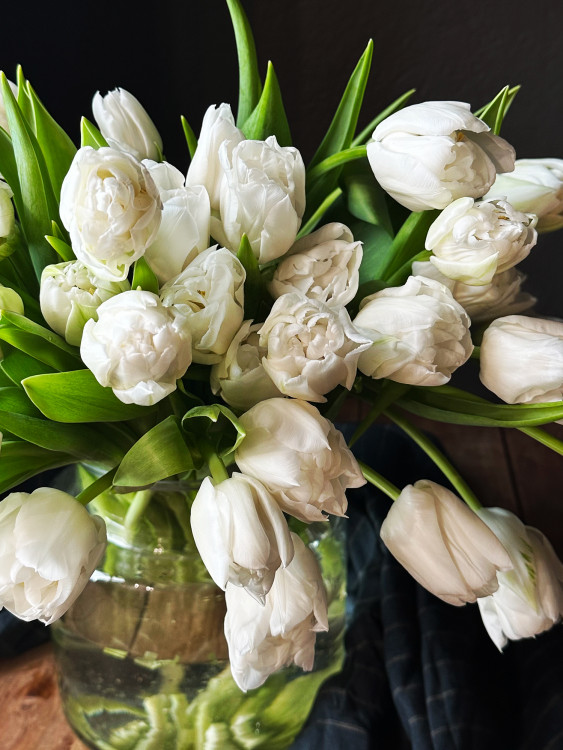 Букет «Маркиза» из белоснежных пионовидных тюльпанов, от 3750 руб. &mdash; Городской букет