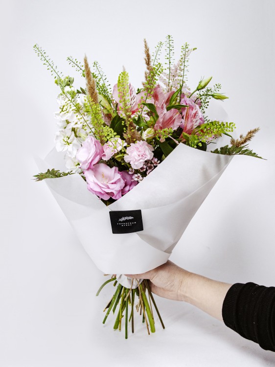 Полевой букет «Дора» с колосьями и нежным лизиантусом — Городской букет