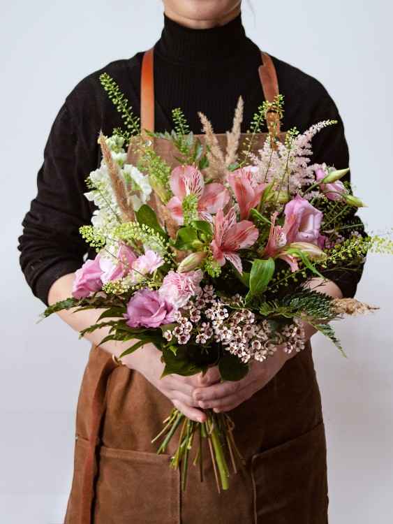 Полевой букет «Дора» с колосьями и нежным лизиантусом — Городской букет