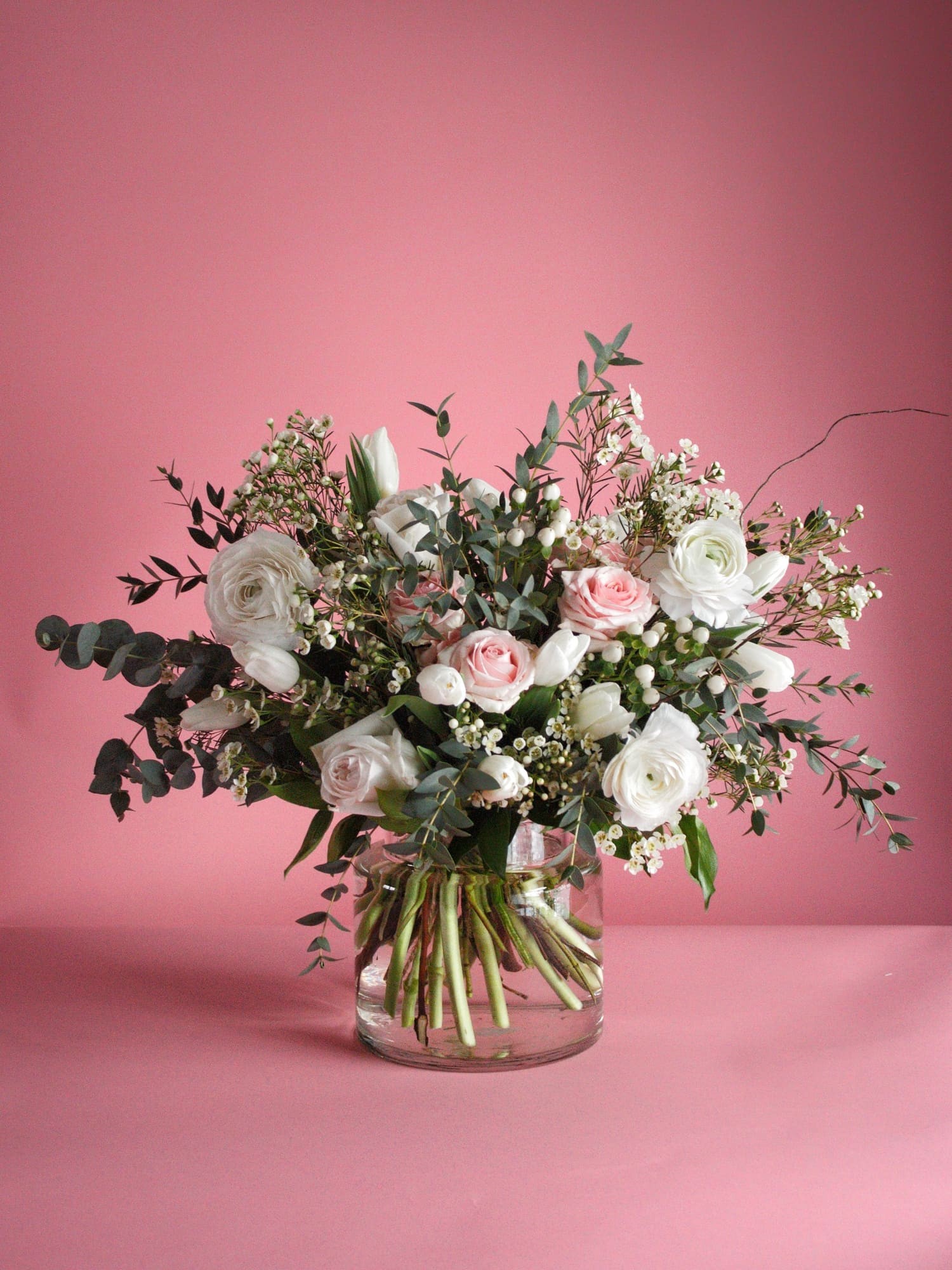 Нежный букет «Балет» с тюльпанами, розами и эвкалиптом фото 1 — Городской букет