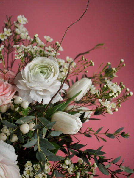 Нежный букет «Балет» с тюльпанами, розами и эвкалиптом фото 2 — Городской букет