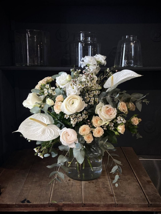 Букет в белоснежной гамме с ранункулюсами и антуриумами &mdash; Городской букет