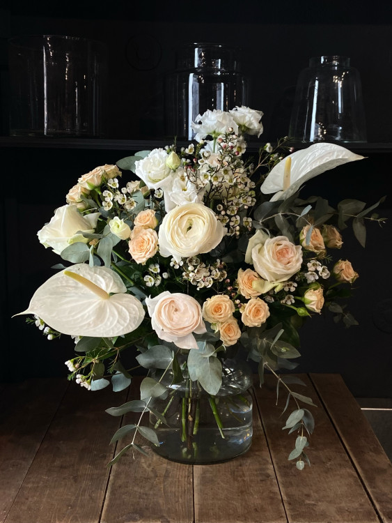 Букет «Балет» в белоснежной гамме с ранункулюсами и антуриумами &mdash; Городской букет