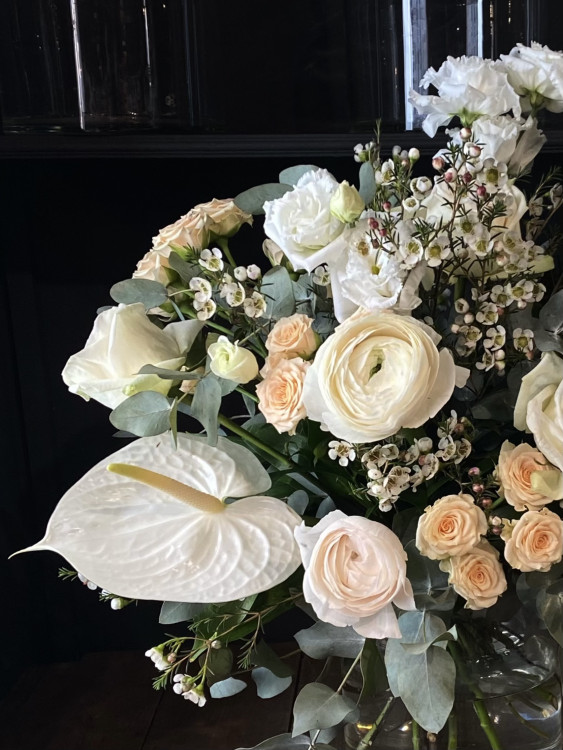 Букет «Балет» в белоснежной гамме с ранункулюсами и антуриумами &mdash; Городской букет