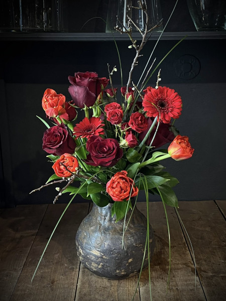 Букет в алой гамме с розами и тюльпанами фото 1 &mdash; Городской букет