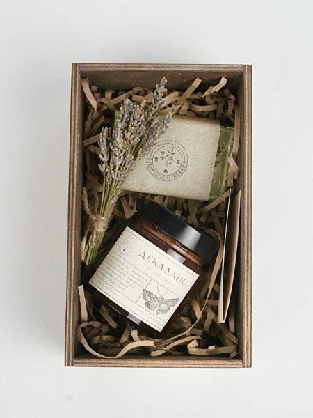 Букет в алой гамме с розами и тюльпанами фото 4 &mdash; Городской букет