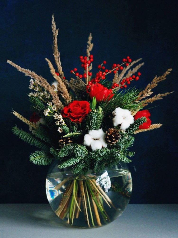 Зимний букет «Снежный Лу» с хвоей, розами и хлопком фото 1 — Городской букет