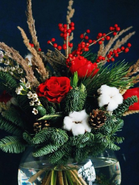 Зимний букет «Снежный Лу» с хвоей, розами и хлопком фото 2 — Городской букет