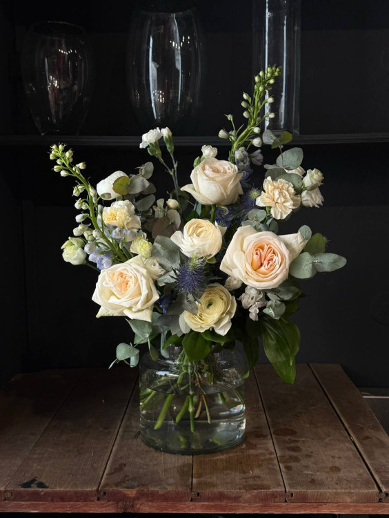 Элегантный букет в светлой гамме с ранункулюсами и розами  &mdash; Городской букет