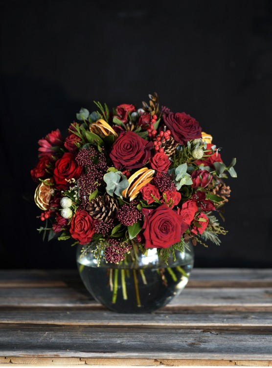 Букет «Пряная зима» с дольками апельсина и шишками &mdash; Городской букет