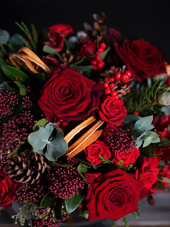 Букет «Пряная зима» с дольками апельсина и шишками &mdash; Городской букет