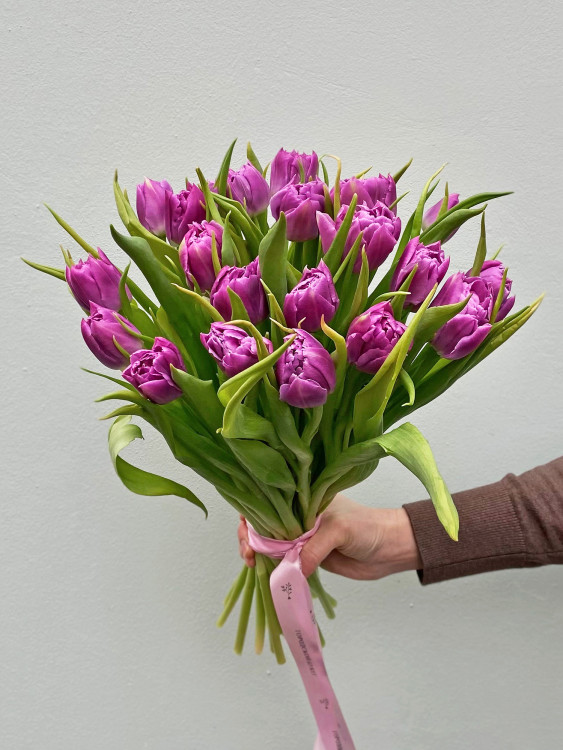 Букет «Мажента» из сиреневых пионовидных тюльпанов, от 3750 руб. — Городской букет