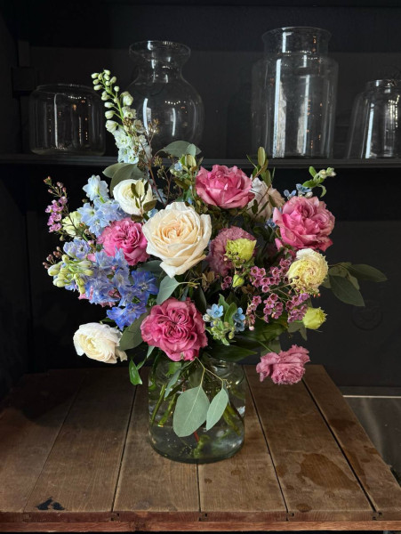 Букет в насыщенной палитре с кружевными розами  фото 1 &mdash; Городской букет