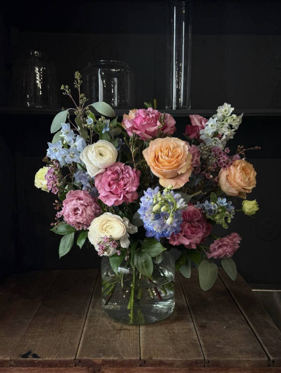 Букет в насыщенной палитре с кружевными розами  &mdash; Городской букет