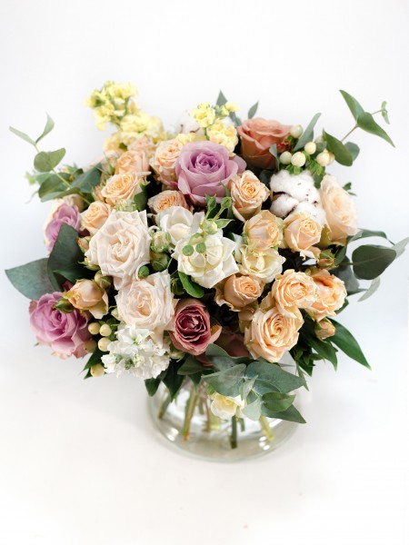  Элегантный букет «Гретта» с розами и эвкалиптом фото 1 — Городской букет