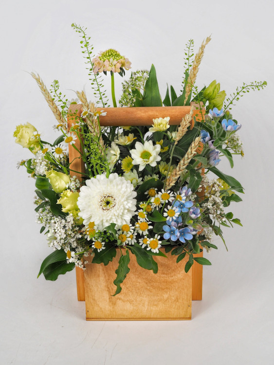 Ящик с полевыми цветами в голубой палитре «Каспер» — Городской букет