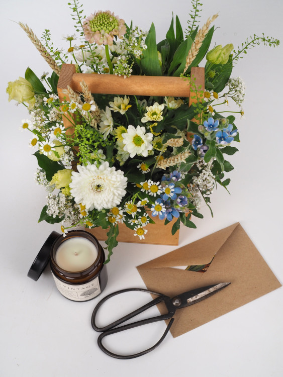 Ящик с полевыми цветами в голубой палитре «Каспер» — Городской букет