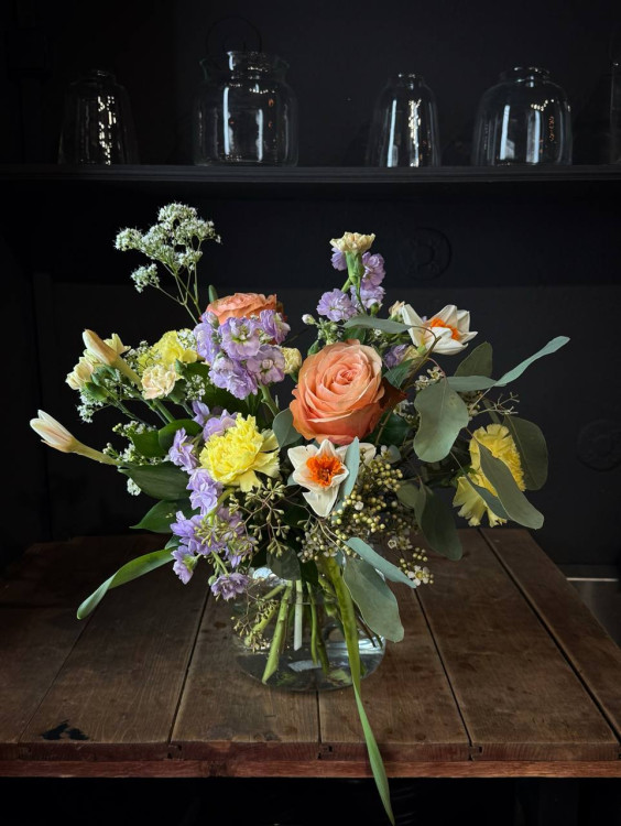 Весенний букет в нежной гамме &mdash; Городской букет