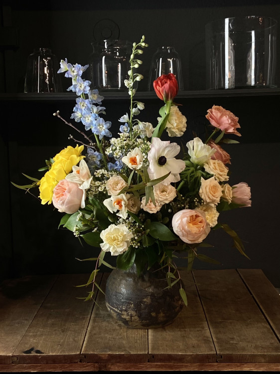 Яркий весенний букет с нарциссами и анемонами &mdash; Городской букет