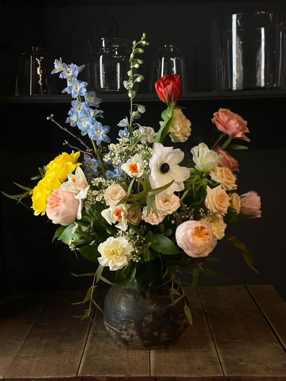 Весенний букет «Ив» с нарциссами и анемонами &mdash; Городской букет