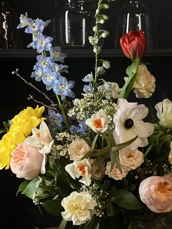 Весенний букет «Ив» с нарциссами и анемонами &mdash; Городской букет