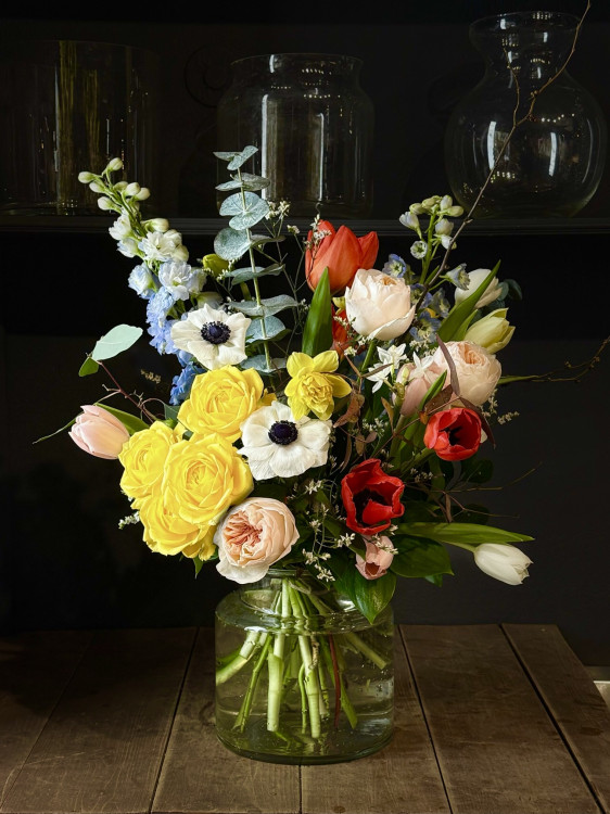 Весенний букет «Ив» с тюльпанами, нарциссами и анемонами &mdash; Городской букет