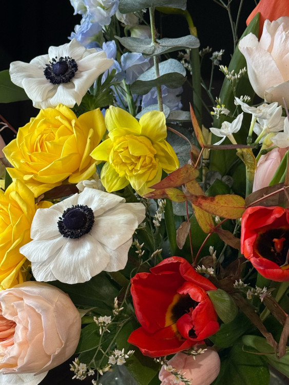 Весенний букет «Ив» с тюльпанами, нарциссами и анемонами &mdash; Городской букет