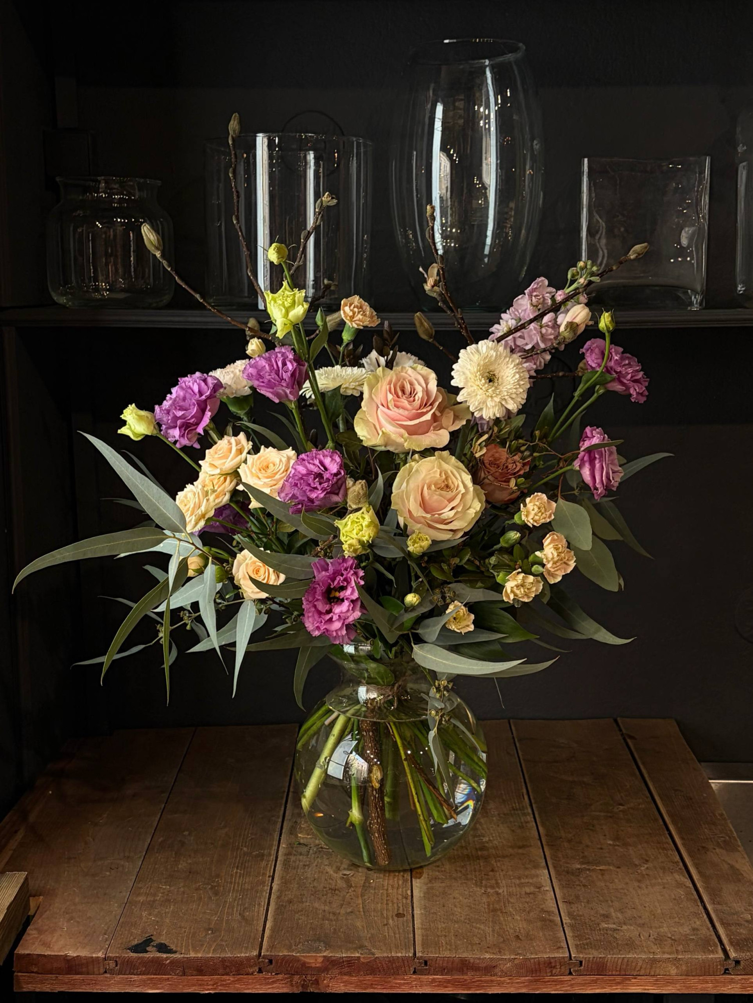 Букет в кремово-лиловой гамме фото 1 &mdash; Городской букет