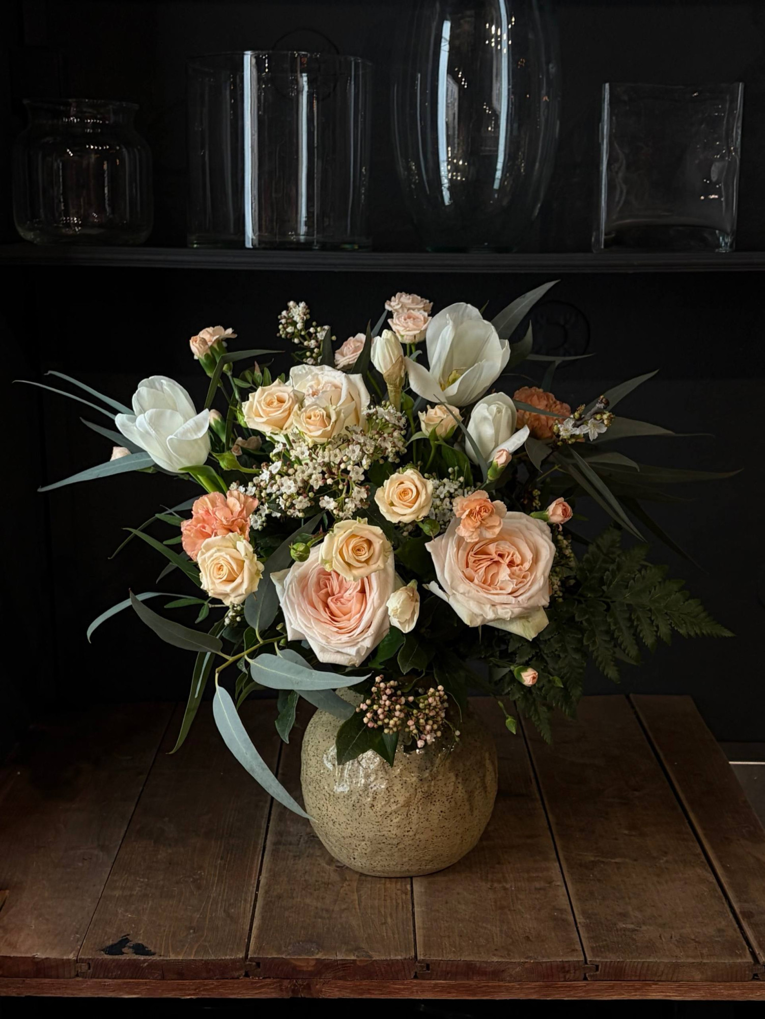 Элегантный букет в светлой палитре с розами и тюльпанами фото 1 &mdash; Городской букет