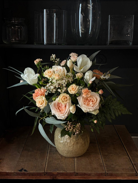 Элегантный букет в светлой палитре с розами и тюльпанами фото 1 &mdash; Городской букет