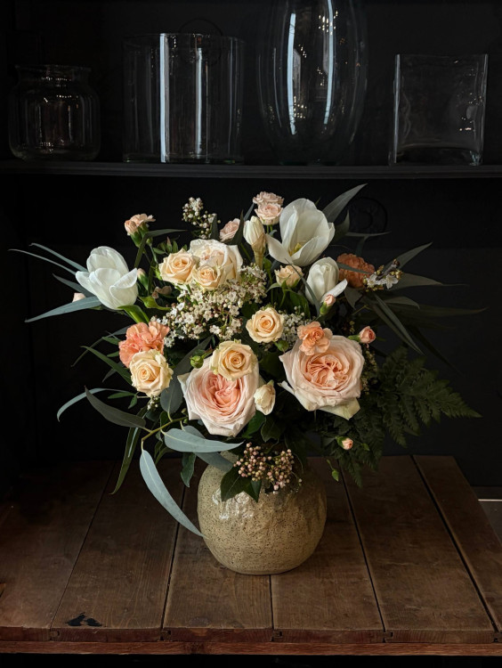 Элегантный букет в светлой палитре с розами и тюльпанами &mdash; Городской букет