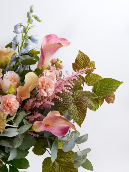 Букет «Элен» в нежной романтической гамме, с эвкалиптом и розами Дэвида Остина фото 2 — Городской букет