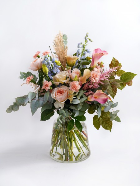 Букет «Элен» в нежной романтической гамме, с эвкалиптом и розами Дэвида Остина фото 1 — Городской букет