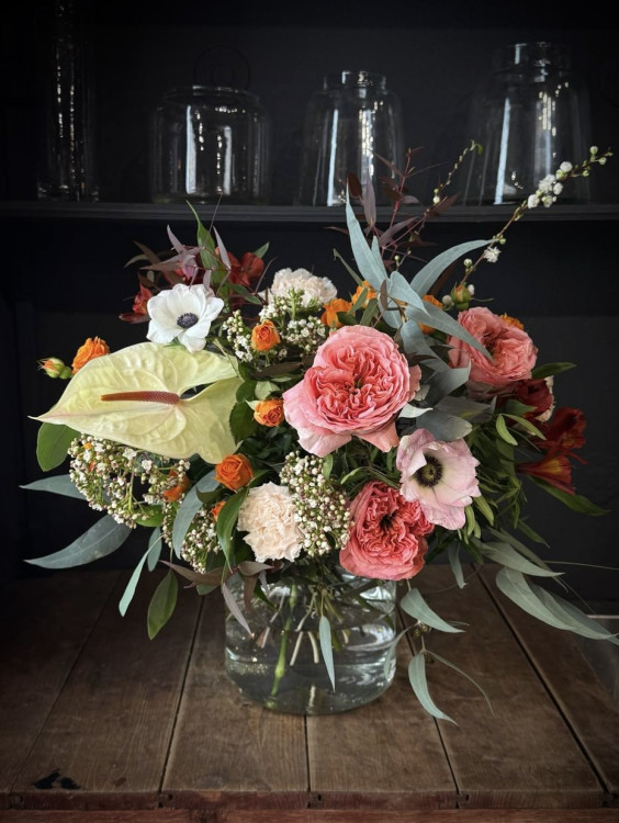 Весенний букет с розами, анемонами и антуриумом  &mdash; Городской букет