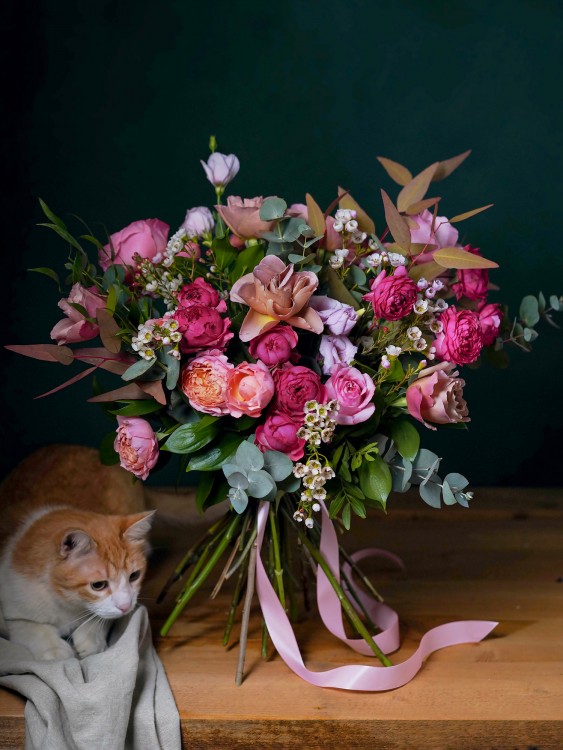 Букет «Даяна» с розами винтажных оттенков и эвкалиптом — Городской букет