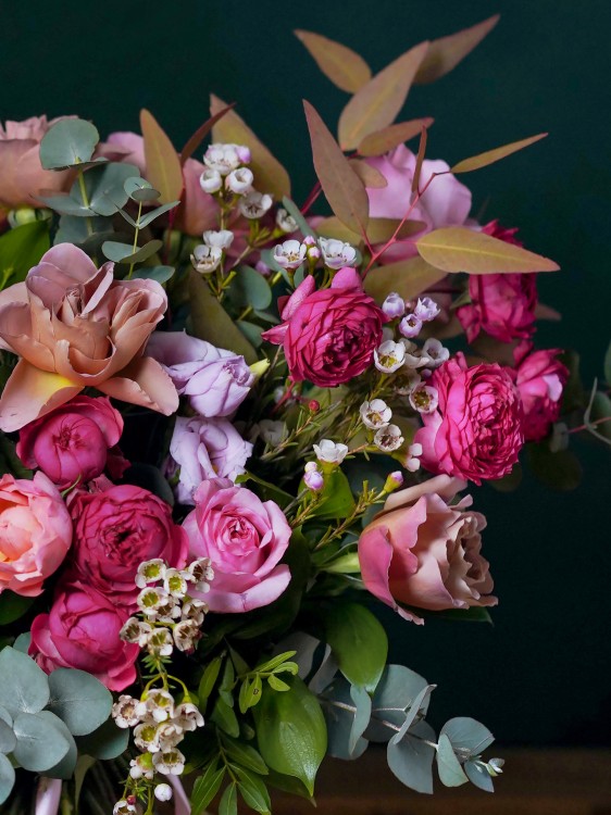 Букет «Даяна» с розами винтажных оттенков и эвкалиптом — Городской букет