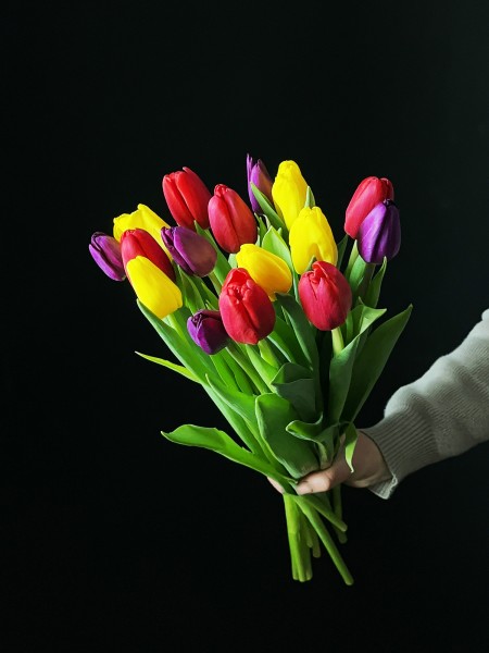 Букет с яркими тюльпанами «Привет, весна!» фото 1 — Городской букет