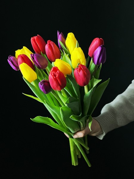 Букет с яркими тюльпанами «Привет, весна!» фото 2 — Городской букет