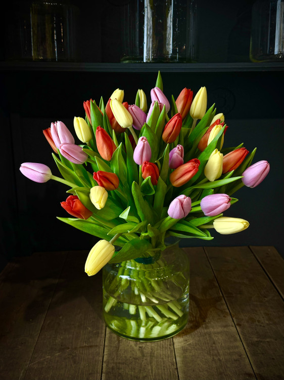 Букет с яркими тюльпанами «Привет, весна!» &mdash; Городской букет