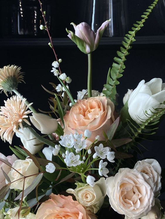 Элегантный букет в кремовой гамме &mdash; Городской букет