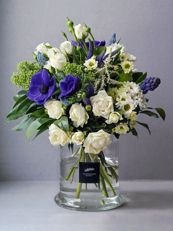 Букет «Ирма» с весенними анемонами — Городской букет