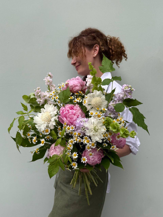 Букет с пионами и ромашками — Городской букет