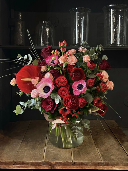 Букет «Ягодный пирог» с алыми ранункулюсами, розами и антуриумом  фото 1 &mdash; Городской букет