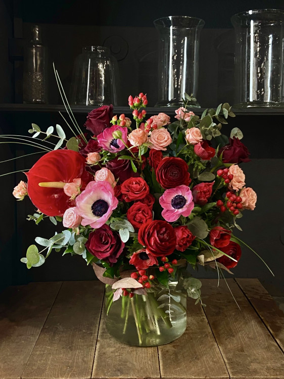 Букет «Вишневый поцелуй» с алыми ранункулюсами, розами и антуриумом  &mdash; Городской букет