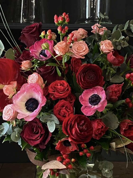 Букет «Вишневый поцелуй» с алыми ранункулюсами, розами и антуриумом  &mdash; Городской букет