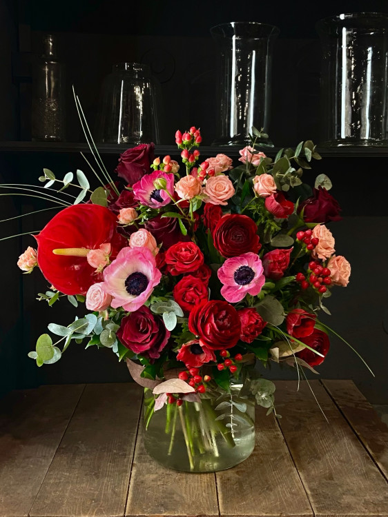 Букет «Вишневый поцелуй» с алыми ранункулюсами, розами и антуриумом  &mdash; Городской букет